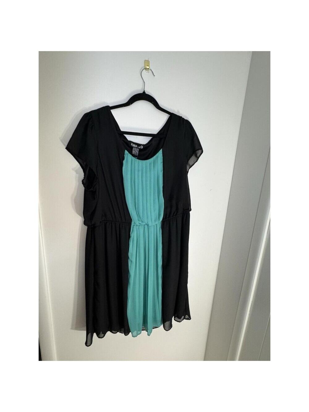 Paper Doll Black and Turquoise Pleated Dress Size 3X